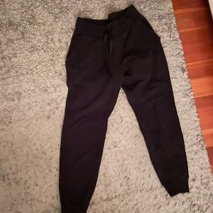 Black lululemon joggers.